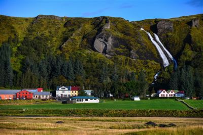 Das Dorf Kirkjubaejarklaustur und der Wasserfall Systrafoss, Südisland.